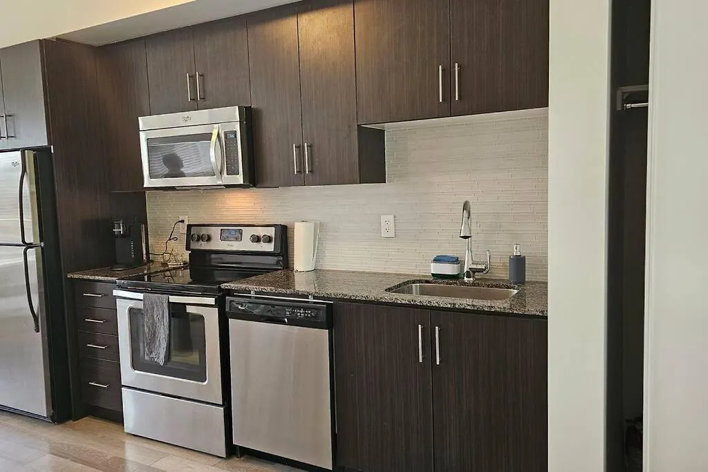 Entire 2 Bedroom Townhouse In Toronto! Canada