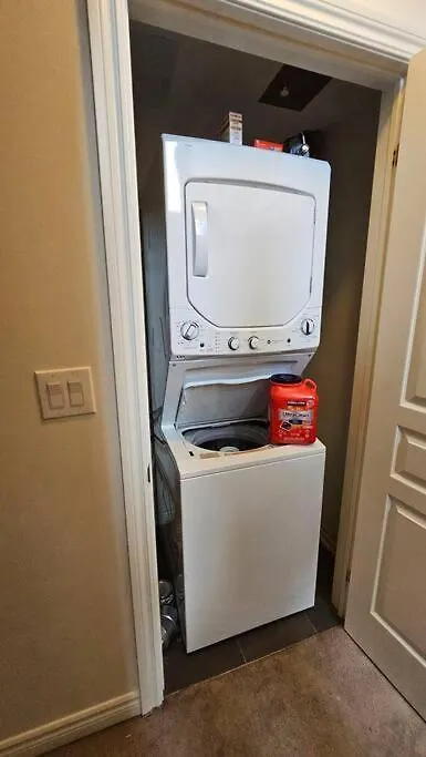 شقة Entire 2 Bedroom Townhouse In Toronto!